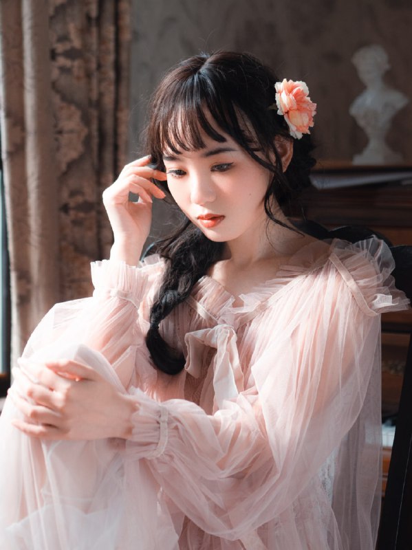 “我也曾心动过，只是忙着赶路，忘了说”#少女 #室内写真 #胶片 #情绪“我也曾心动过，只是忙着赶路，忘了说”#少女 #室内写真 #胶片 #情绪