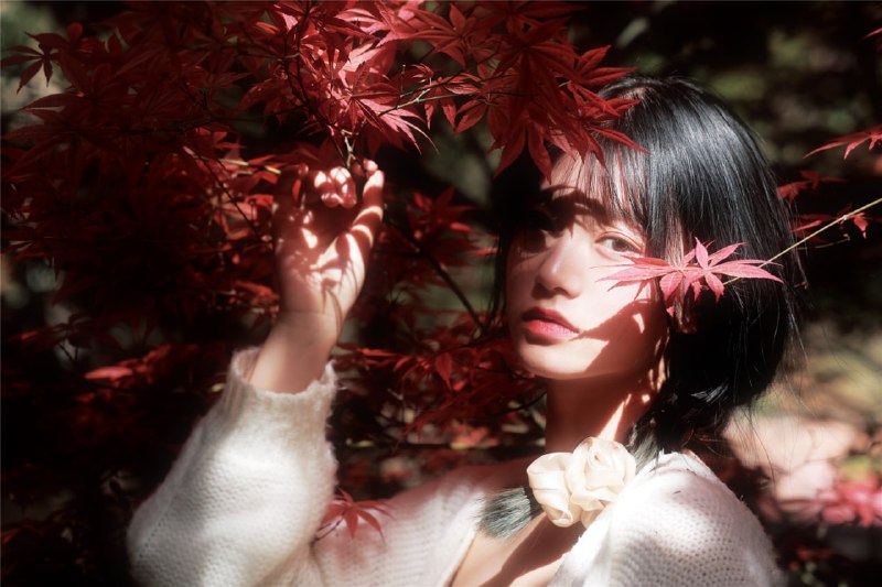 “人间四月天.   ”#小姐姐 #情绪 #树叶“人间四月天.   ”#小姐姐 #情绪 #树叶