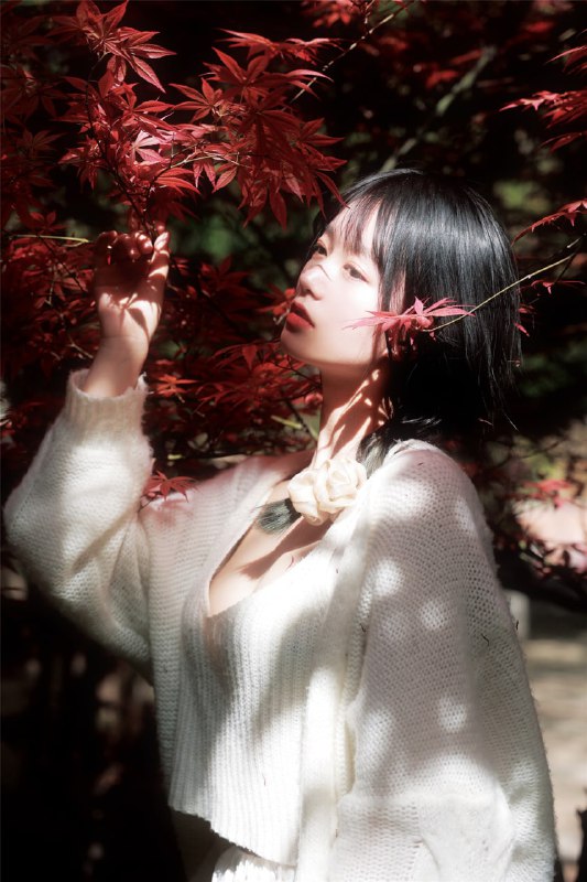 “人间四月天.   ”#小姐姐 #情绪 #树叶“人间四月天.   ”#小姐姐 #情绪 #树叶