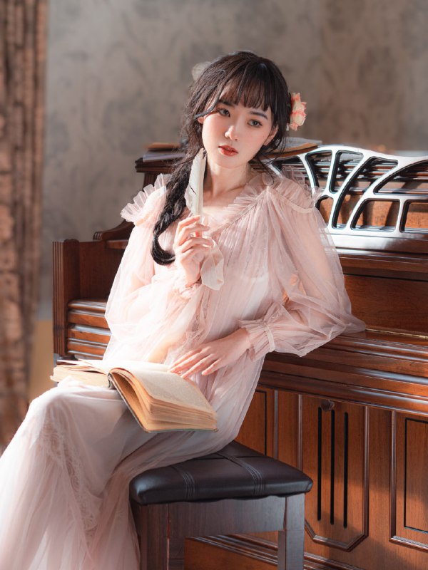 “我也曾心动过，只是忙着赶路，忘了说”#少女 #室内写真 #胶片 #情绪“我也曾心动过，只是忙着赶路，忘了说”#少女 #室内写真 #胶片 #情绪