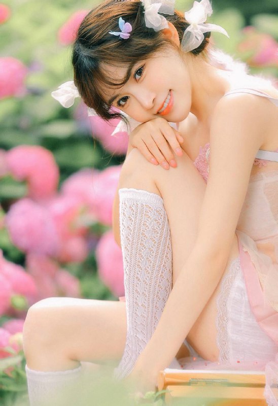 “绣球花是雨中的精灵，雨后的绣球闪着光✨，花香四溢的空气中还酝酿着甜甜的笑容