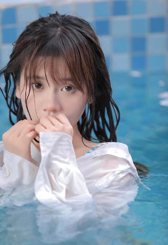 “抓住夏天的尾巴去游泳！​ 冬天一起去泡温泉！”