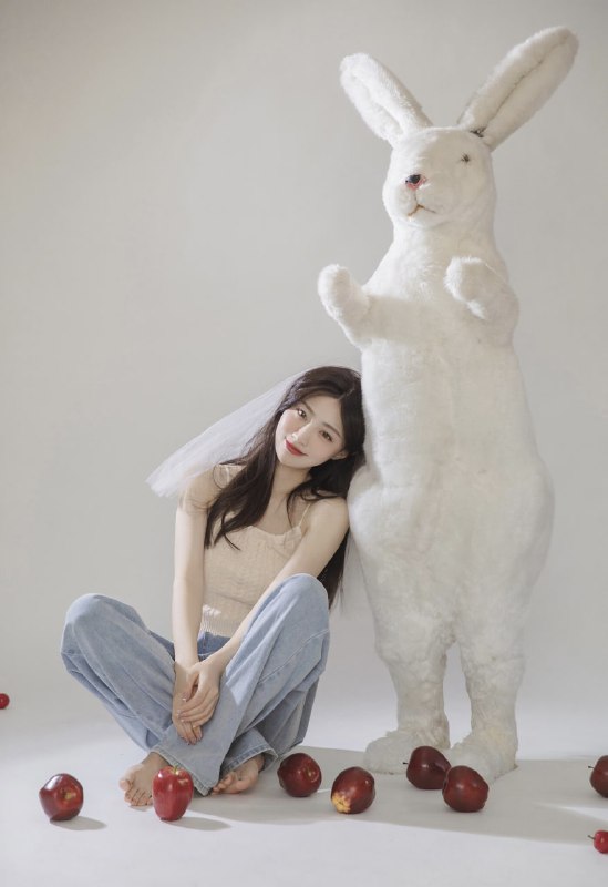 “小兔子乖乖~”#小姐姐 #棚拍 #苹果 #大白兔“小兔子乖乖~”#小姐姐 #棚拍 #苹果 #大白兔