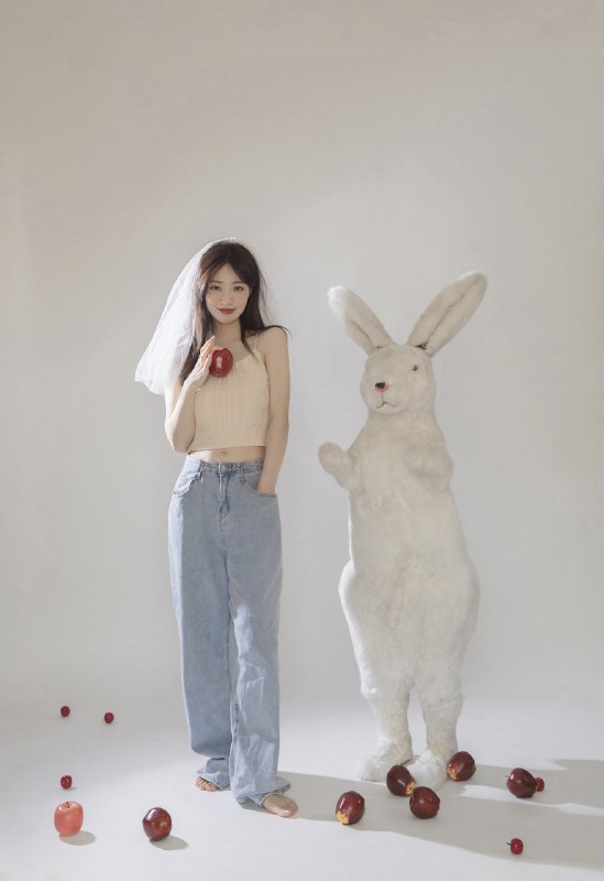 “小兔子乖乖~”#小姐姐 #棚拍 #苹果 #大白兔“小兔子乖乖~”#小姐姐 #棚拍 #苹果 #大白兔