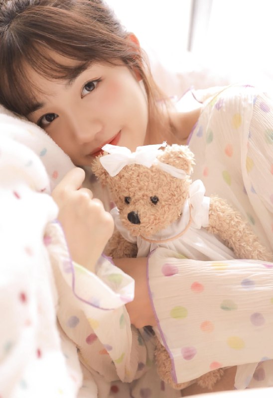 “听说可爱会传染，你快靠近我一点 .”