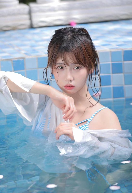 “抓住夏天的尾巴去游泳！​ 冬天一起去泡温泉！”