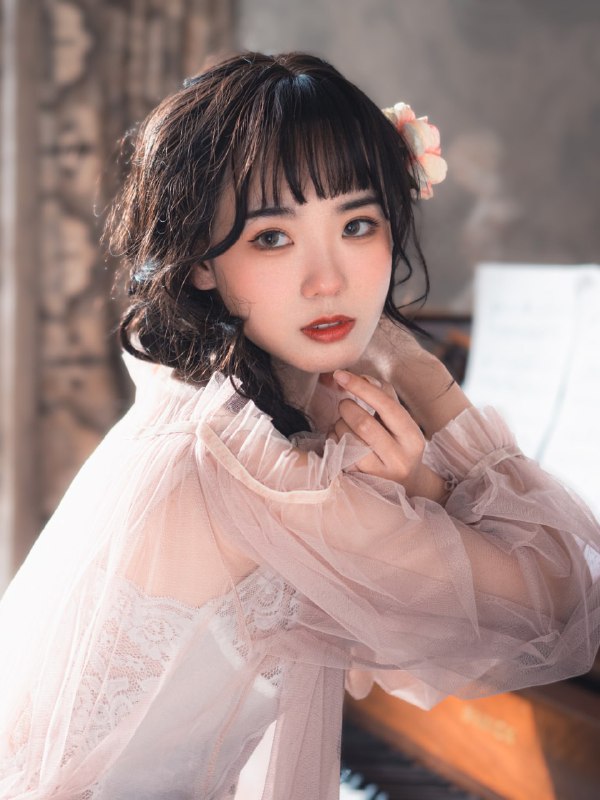 “我也曾心动过，只是忙着赶路，忘了说”#少女 #室内写真 #胶片 #情绪“我也曾心动过，只是忙着赶路，忘了说”#少女 #室内写真 #胶片 #情绪