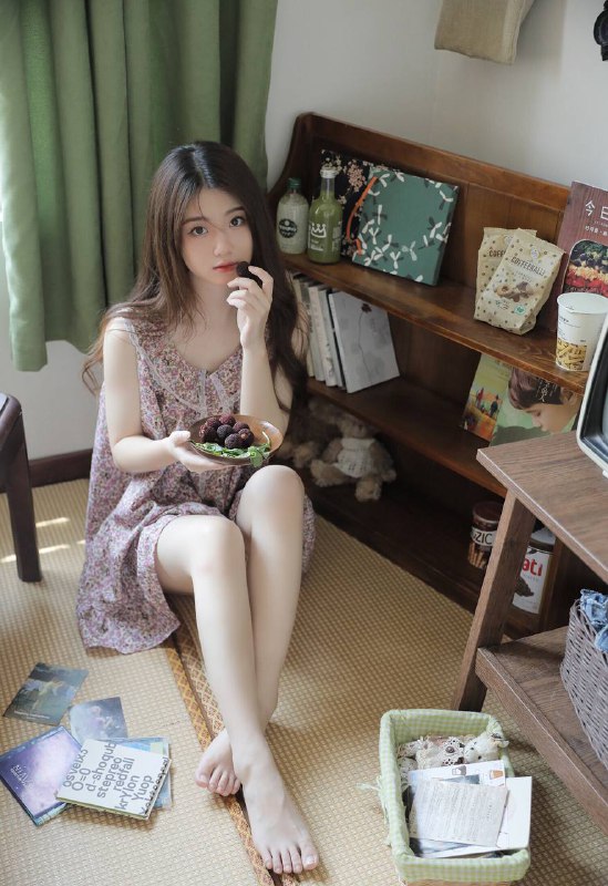 “紫色碎花裙配杨梅再加一些薄荷草点缀”#纯欲