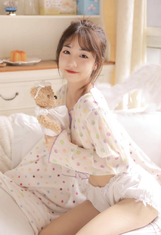 “听说可爱会传染，你快靠近我一点 .”