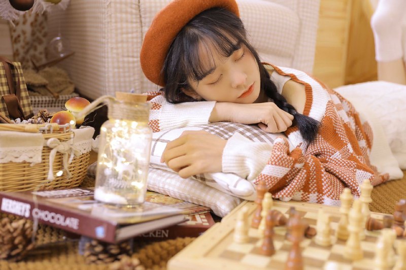 “我的小木屋暖洋洋的想和猫咪懒懒地呆一整个冬天期待12月呀圣诞老人就要驾着麋鹿雪橇钻进烟囱里送礼物来啦～”