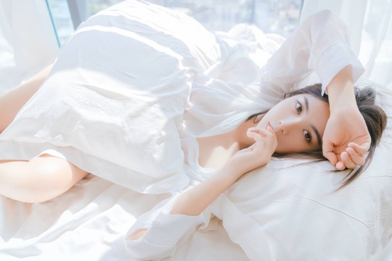 “这世界有那么多人多幸运 我有个我们这悠长命运中的晨昏常让我 望远方出神灰树叶飘转在池塘”