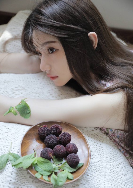 “紫色碎花裙配杨梅再加一些薄荷草点缀”#纯欲