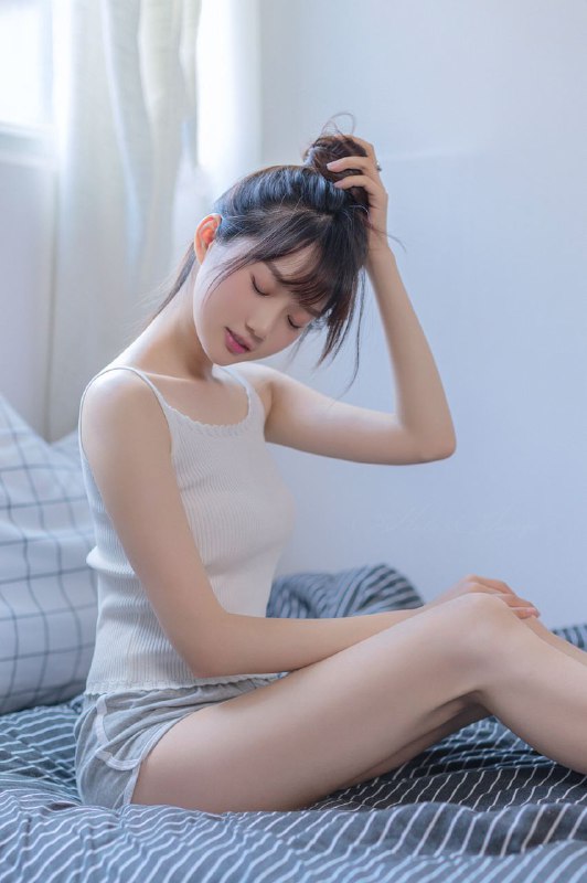 “你是落日弥漫的橘，天边透亮的星”