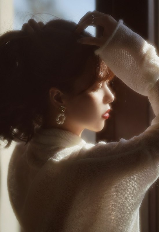 “他无意 路过 且声色未露”#少女 #情绪“他无意 路过 且声色未露”#少女 #情绪