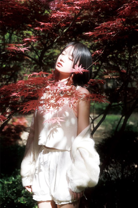 “人间四月天.   ”#小姐姐 #情绪 #树叶“人间四月天.   ”#小姐姐 #情绪 #树叶