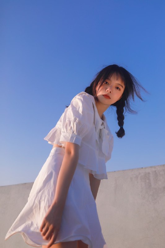 “云朵偷喝了放在屋顶的甜酒于是她脸红变成了晚霞”