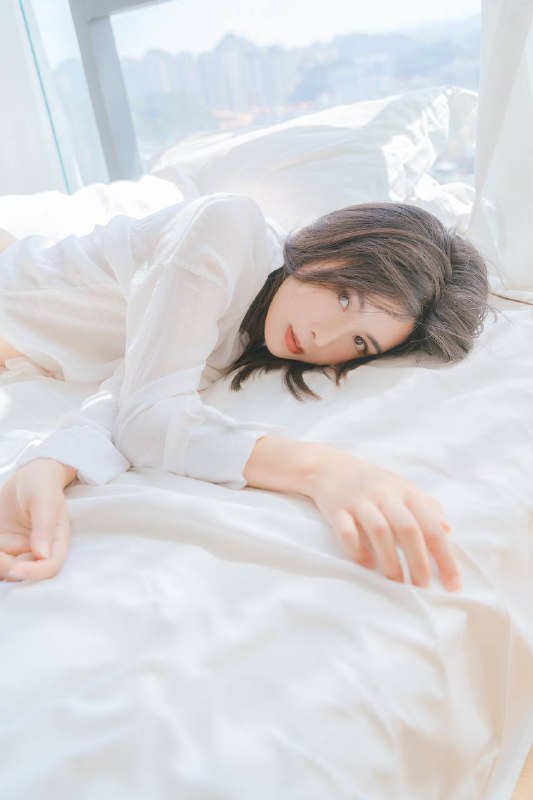 “这世界有那么多人多幸运 我有个我们这悠长命运中的晨昏常让我 望远方出神灰树叶飘转在池塘”