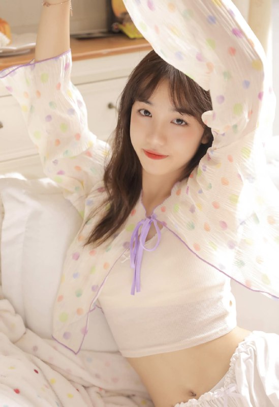 “听说可爱会传染，你快靠近我一点 .”