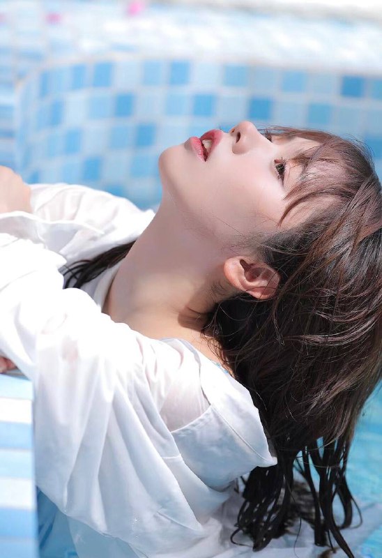 “抓住夏天的尾巴去游泳！​ 冬天一起去泡温泉！”