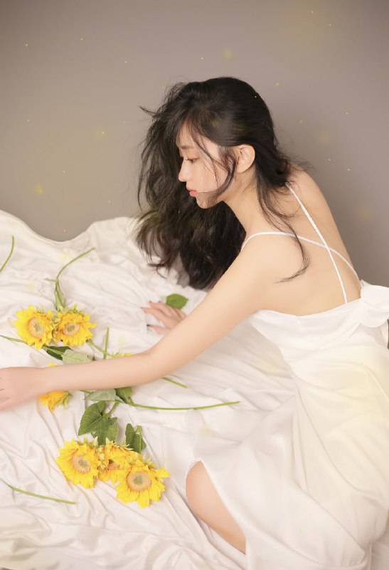 #汤音璇”有画难描雅态，无花可比芳容“