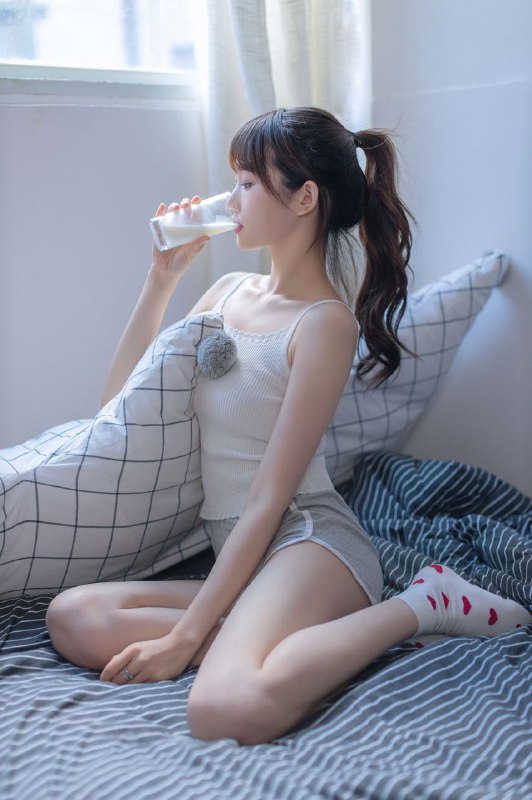 “你是落日弥漫的橘，天边透亮的星”