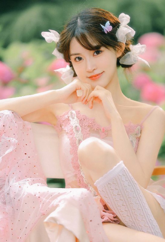 “绣球花是雨中的精灵，雨后的绣球闪着光✨，花香四溢的空气中还酝酿着甜甜的笑容