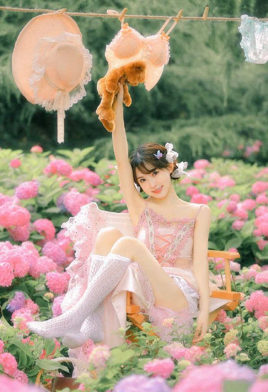 “绣球花是雨中的精灵，雨后的绣球闪着光✨，花香四溢的空气中还酝酿着甜甜的笑容