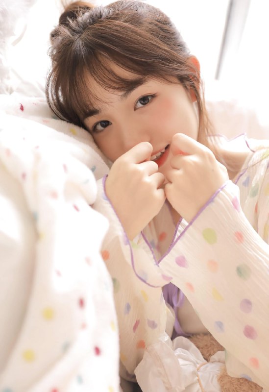 “听说可爱会传染，你快靠近我一点 .”