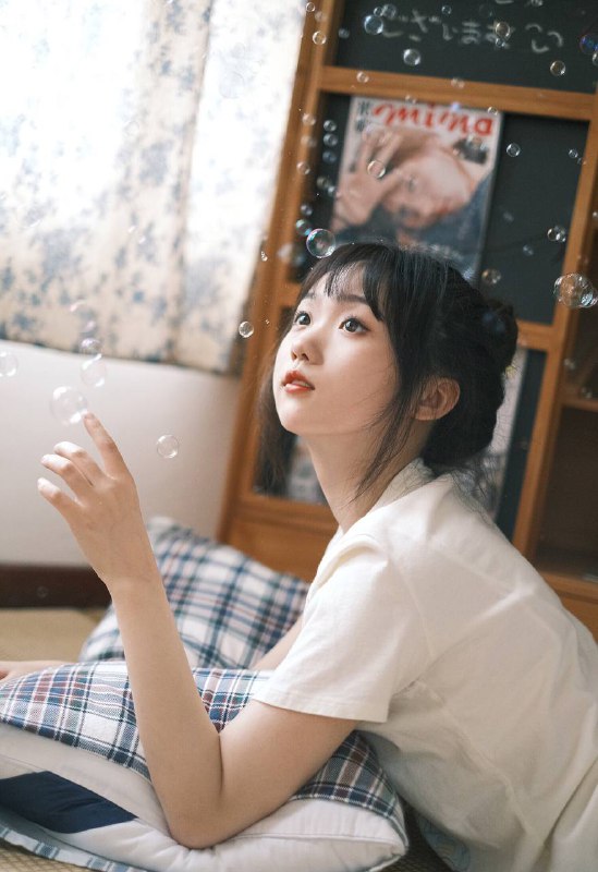 “窗外有风，蝉鸣不止突然就想约你一起出去走走吃夏天第一个海盐味的冰淇淋～”#小清新 #日系 #清纯 #居居“窗外有风，蝉鸣不止突然就想约你一起出去走走吃夏天第一个海盐味的冰淇淋～”#小清新 #日系 #清纯 #居居