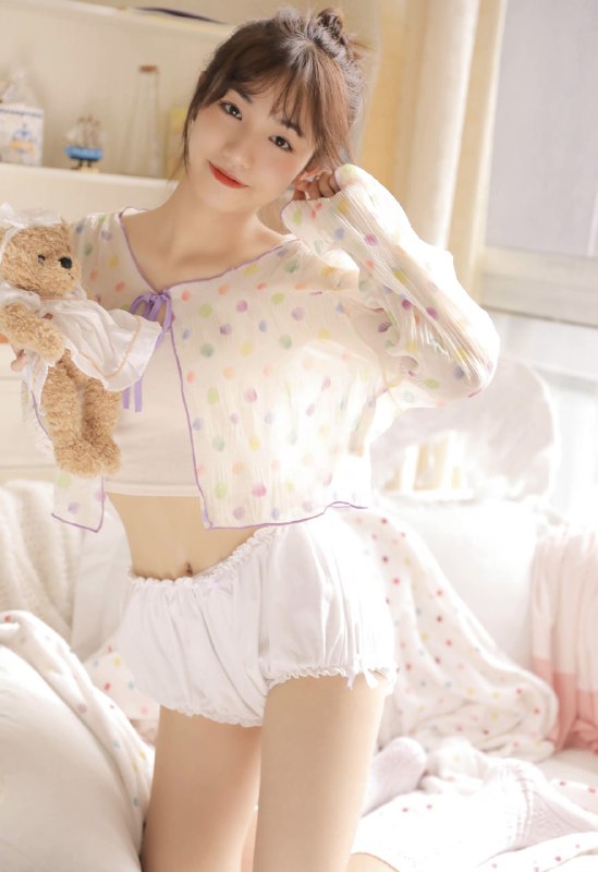 “听说可爱会传染，你快靠近我一点 .”