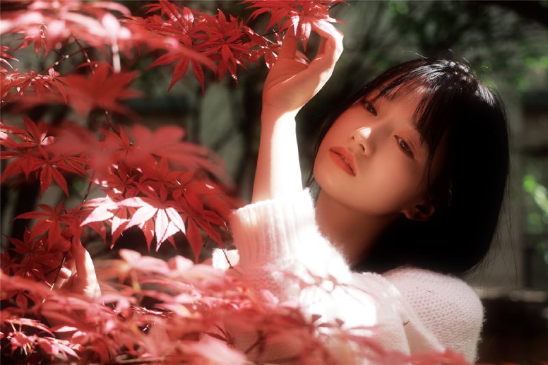 “人间四月天.   ”#小姐姐 #情绪 #树叶“人间四月天.   ”#小姐姐 #情绪 #树叶