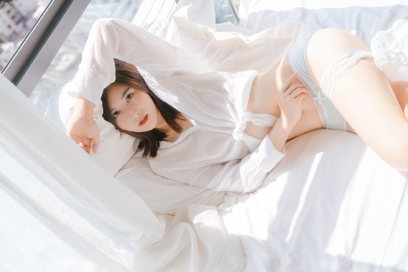 “这世界有那么多人多幸运 我有个我们这悠长命运中的晨昏常让我 望远方出神灰树叶飘转在池塘”