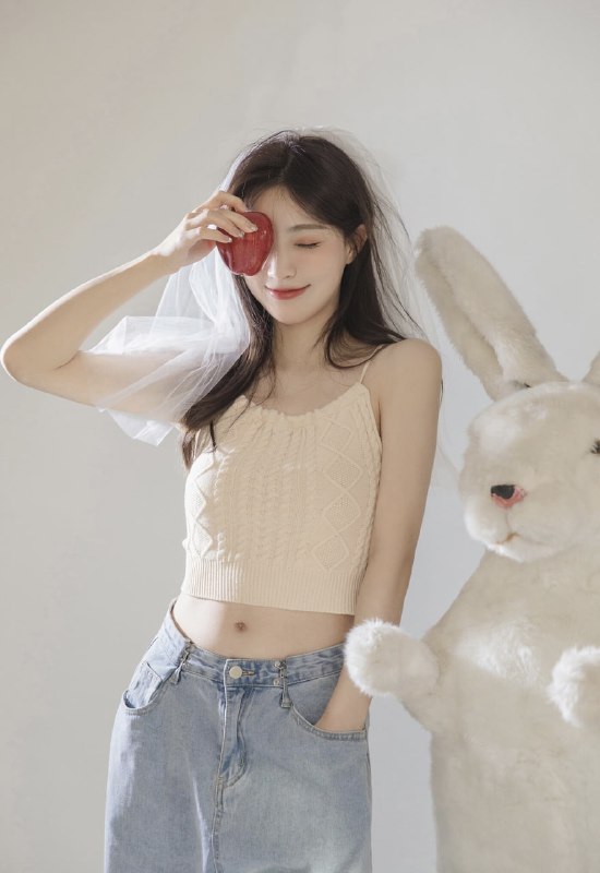 “小兔子乖乖~”#小姐姐 #棚拍 #苹果 #大白兔“小兔子乖乖~”#小姐姐 #棚拍 #苹果 #大白兔
