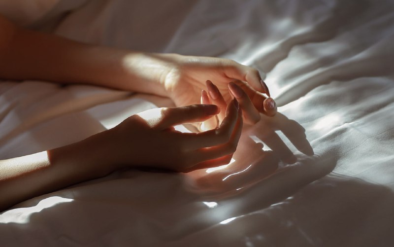 “他无意 路过 且声色未露”#少女 #情绪“他无意 路过 且声色未露”#少女 #情绪