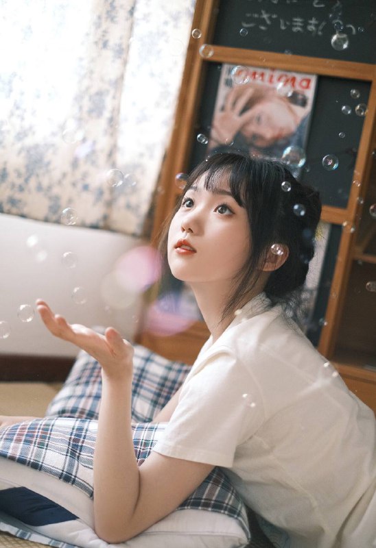 “窗外有风，蝉鸣不止突然就想约你一起出去走走吃夏天第一个海盐味的冰淇淋～”#小清新 #日系 #清纯 #居居“窗外有风，蝉鸣不止突然就想约你一起出去走走吃夏天第一个海盐味的冰淇淋～”#小清新 #日系 #清纯 #居居