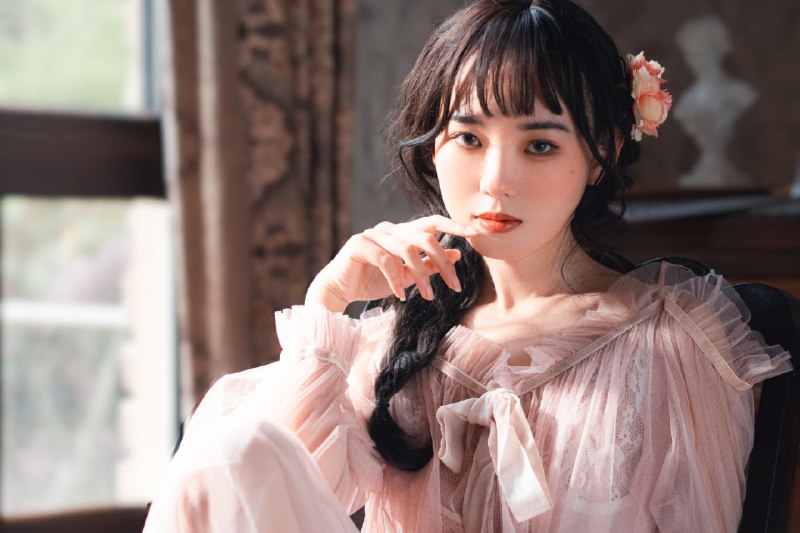 “我也曾心动过，只是忙着赶路，忘了说”#少女 #室内写真 #胶片 #情绪“我也曾心动过，只是忙着赶路，忘了说”#少女 #室内写真 #胶片 #情绪