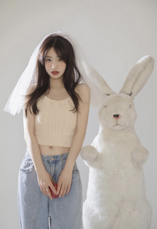 “小兔子乖乖~”#小姐姐 #棚拍 #苹果 #大白兔“小兔子乖乖~”#小姐姐 #棚拍 #苹果 #大白兔
