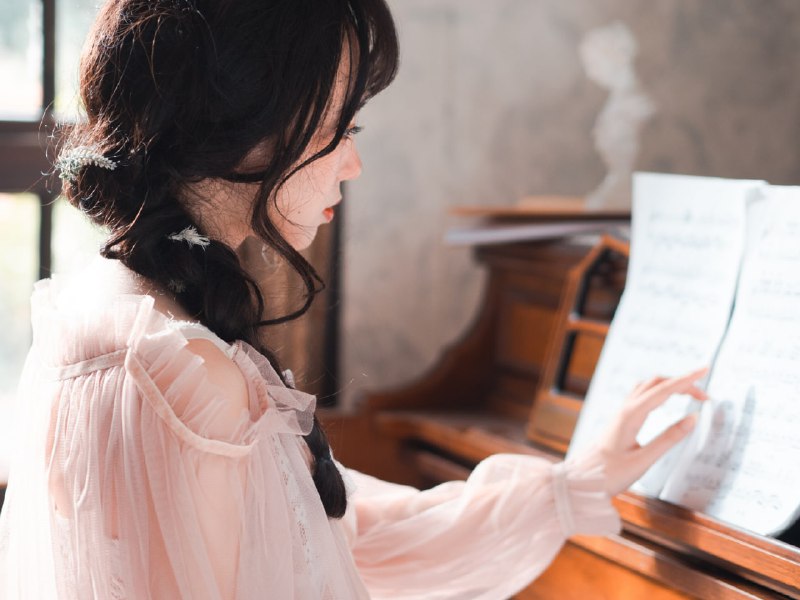 “我也曾心动过，只是忙着赶路，忘了说”#少女 #室内写真 #胶片 #情绪“我也曾心动过，只是忙着赶路，忘了说”#少女 #室内写真 #胶片 #情绪