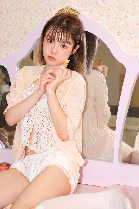 “镂空蕾丝小吊带里的乖巧甜心呀💓”“镂空蕾丝小吊带里的乖巧甜心呀💓”