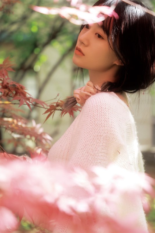 “人间四月天.   ”#小姐姐 #情绪 #树叶“人间四月天.   ”#小姐姐 #情绪 #树叶