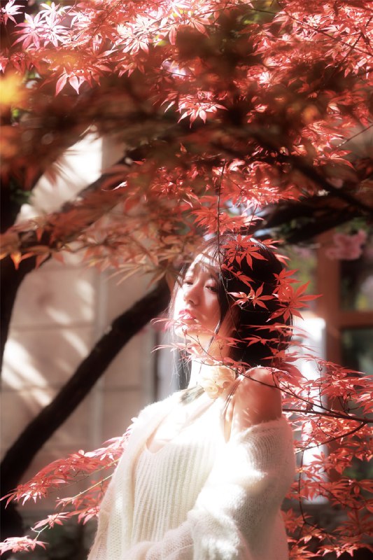 “人间四月天.   ”#小姐姐 #情绪 #树叶“人间四月天.   ”#小姐姐 #情绪 #树叶