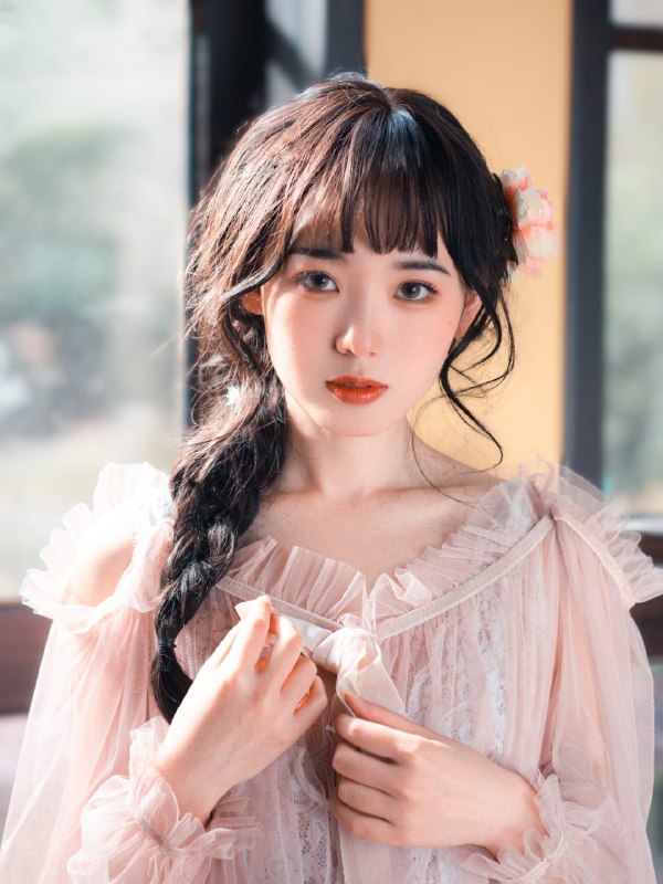 “我也曾心动过，只是忙着赶路，忘了说”#少女 #室内写真 #胶片 #情绪“我也曾心动过，只是忙着赶路，忘了说”#少女 #室内写真 #胶片 #情绪