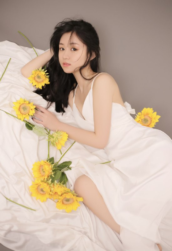 #汤音璇”有画难描雅态，无花可比芳容“