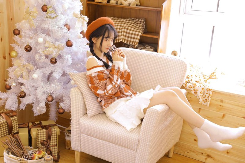 “我的小木屋暖洋洋的想和猫咪懒懒地呆一整个冬天期待12月呀圣诞老人就要驾着麋鹿雪橇钻进烟囱里送礼物来啦～”