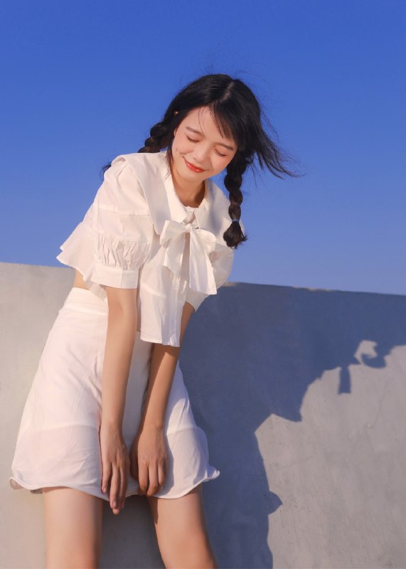 “云朵偷喝了放在屋顶的甜酒于是她脸红变成了晚霞”