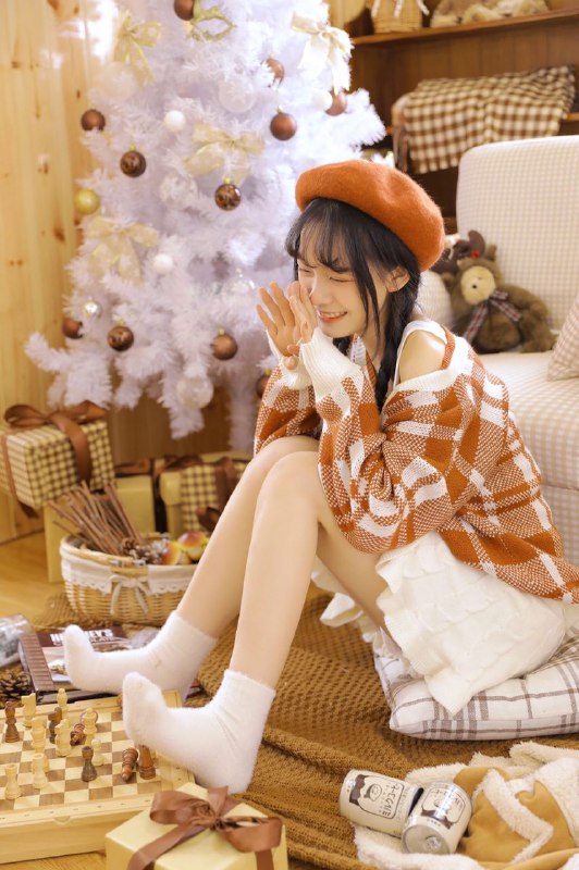 “我的小木屋暖洋洋的想和猫咪懒懒地呆一整个冬天期待12月呀圣诞老人就要驾着麋鹿雪橇钻进烟囱里送礼物来啦～”