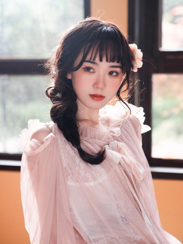 “我也曾心动过，只是忙着赶路，忘了说”#少女 #室内写真 #胶片 #情绪“我也曾心动过，只是忙着赶路，忘了说”#少女 #室内写真 #胶片 #情绪