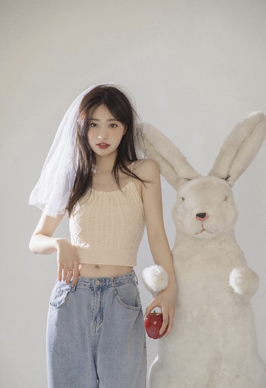 “小兔子乖乖~”#小姐姐 #棚拍 #苹果 #大白兔“小兔子乖乖~”#小姐姐 #棚拍 #苹果 #大白兔
