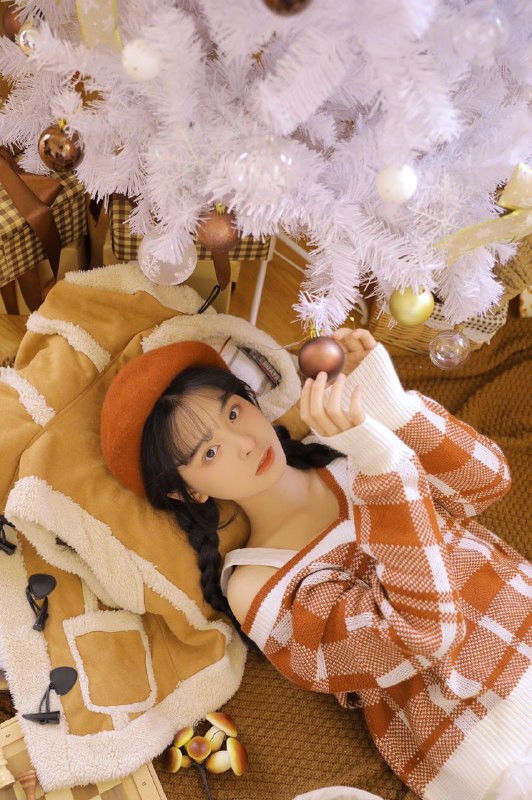 “我的小木屋暖洋洋的想和猫咪懒懒地呆一整个冬天期待12月呀圣诞老人就要驾着麋鹿雪橇钻进烟囱里送礼物来啦～”