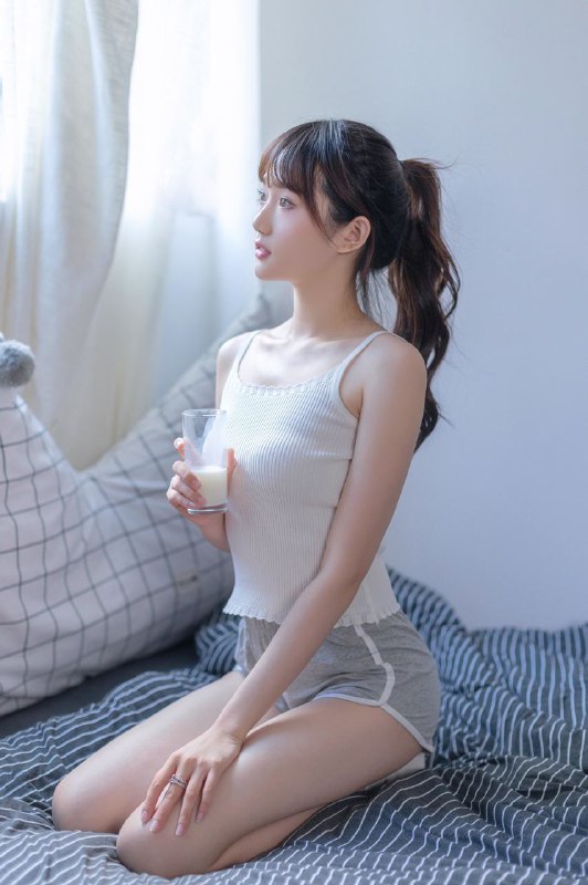 “你是落日弥漫的橘，天边透亮的星”